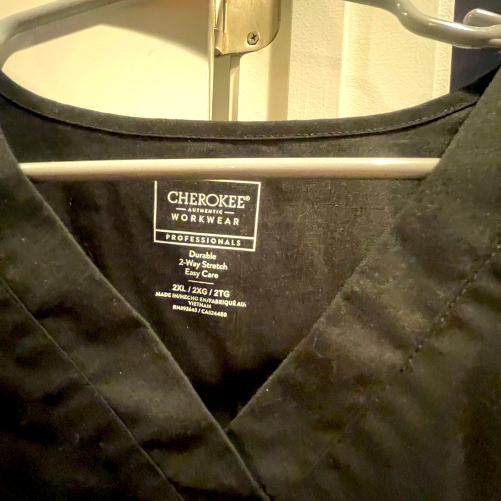 Cherokee scrub top XXL